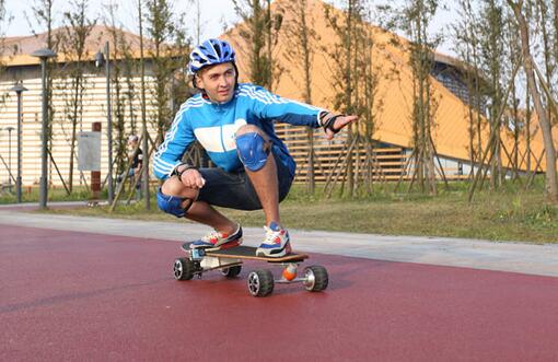 Los patinadores son capaces de disfrutar de este patinaje de velocidad variable, que no se realiza fácilmente por la patineta tradicional. 