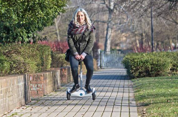 Con Airwheel S6, John tiene un viaje realmente agradable, a raíz de su corazón para controlar y para ir.