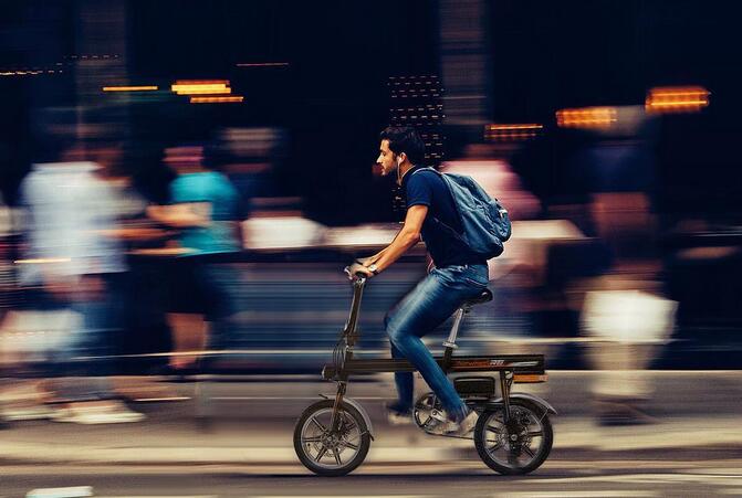 Airwheel R6 intelligent ebike